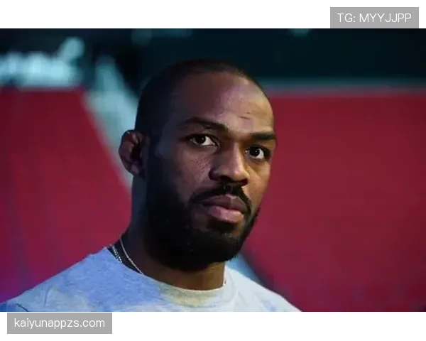 乔恩·琼斯训练完直接啃整只烤鸡，这自律和放纵切换得太丝滑了