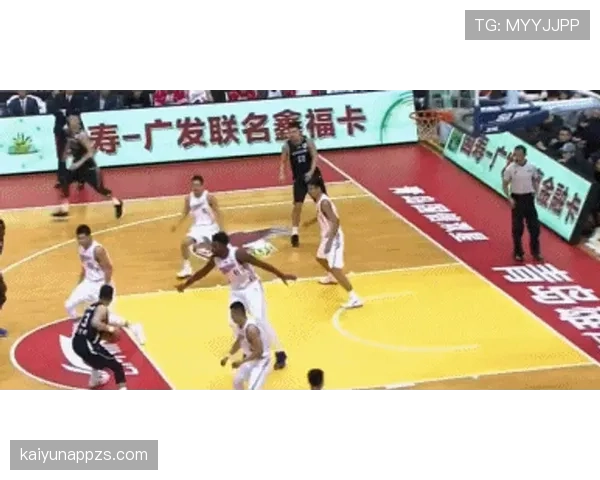 篮球裁判视角解读走步和两次运球区别的定义与判罚依据